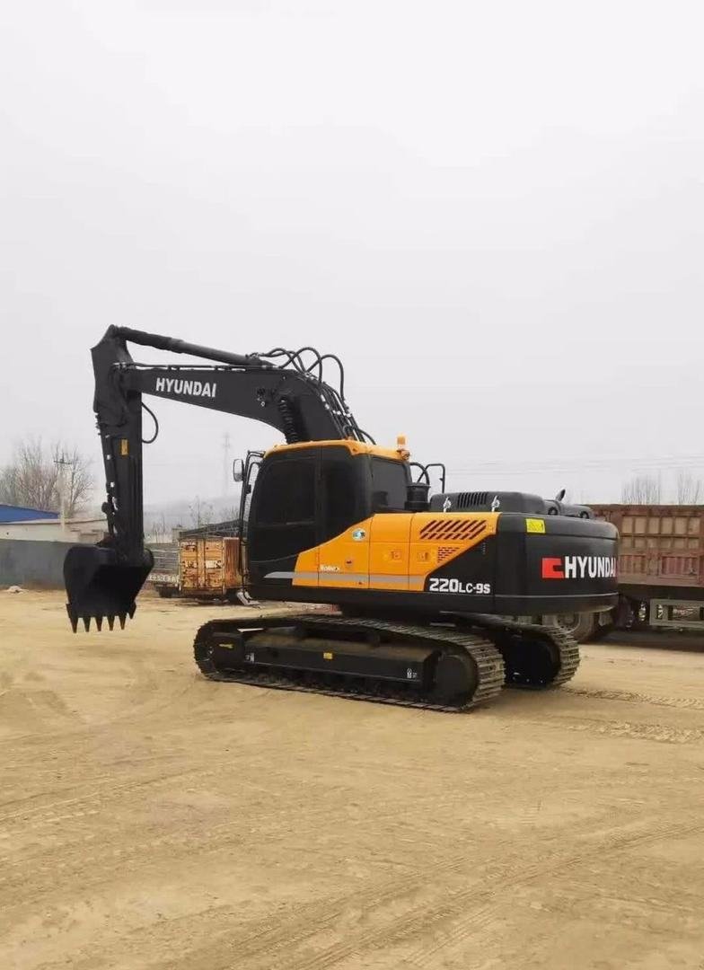 A Hyundai tracked excavator from the LAMM Investment rental fleet on site.